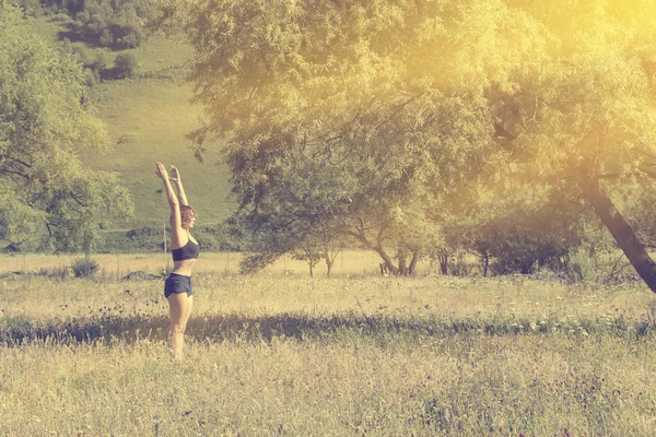 Jonge vrouw die zich bezighouden met yoga — Stockfoto