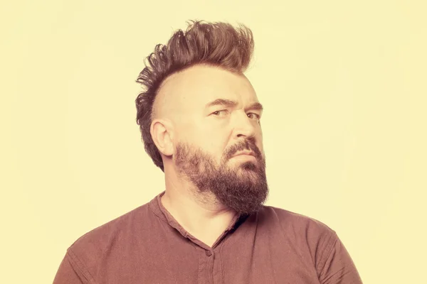 Hombre con peinado mohawk y barba — Foto de Stock