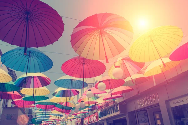 Kleurrijke verscheidenheid paraplu 's — Stockfoto