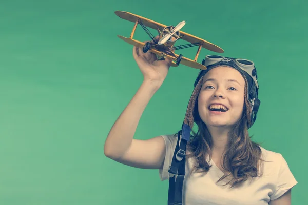 Linda chica jugando con el modelo de avión —  Fotos de Stock