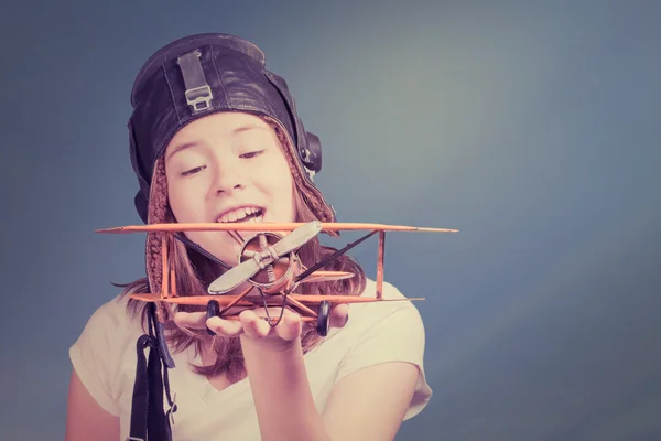 Jeune fille mignonne avec modèle d'avion — Photo