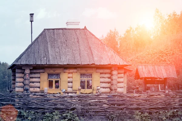 Pequena casa de madeira velha — Fotografia de Stock