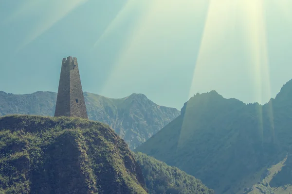 Torre de vigia de pedra antiga nas montanhas — Fotografia de Stock