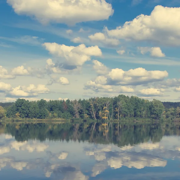 Wolken spiegeln sich im See — Stockfoto