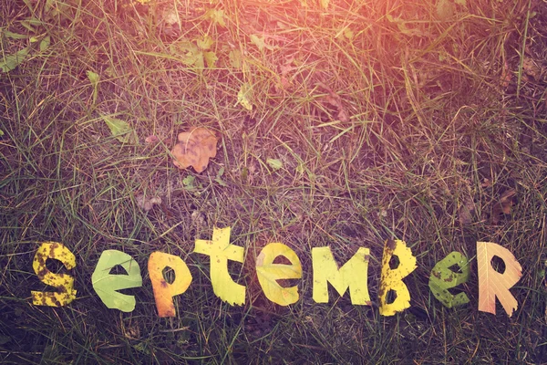 Σεπτεμβρίου λέξη κοπεί από φύλλα — Φωτογραφία Αρχείου