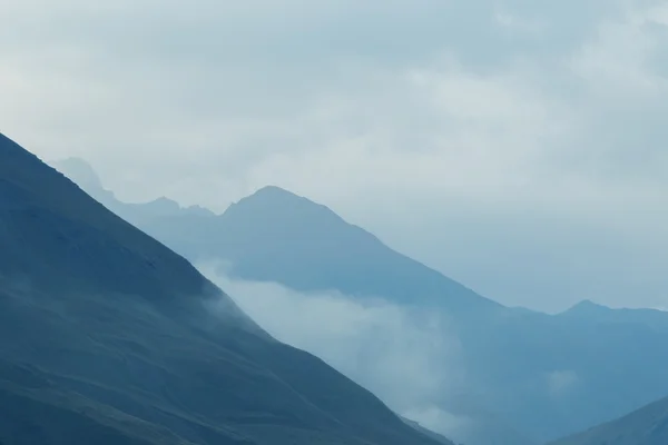 Cima di montagna tra le nuvole — Foto Stock