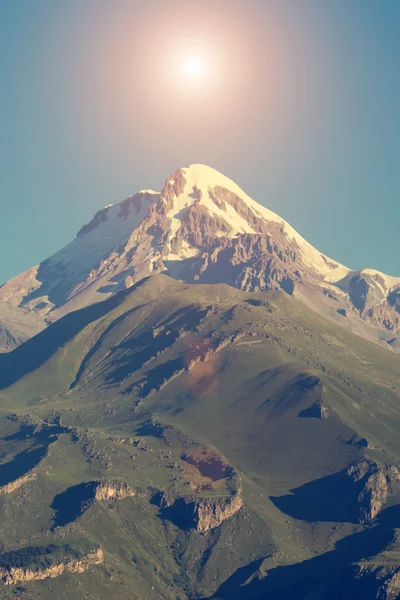 Pico de montanha nevado — Fotografia de Stock