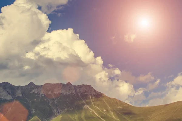 Cima di montagna tra le nuvole — Foto Stock