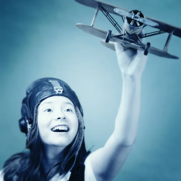 Милая молодая девушка с моделью самолета — стоковое фото