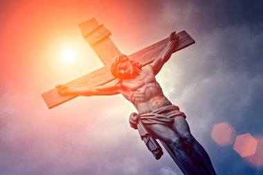 Taş çarmıha bulutlu gökyüzü ile