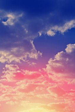 güneşli gökyüzü bulutlu