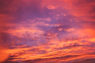 Turuncu bulutlu gökyüzü günbatımı