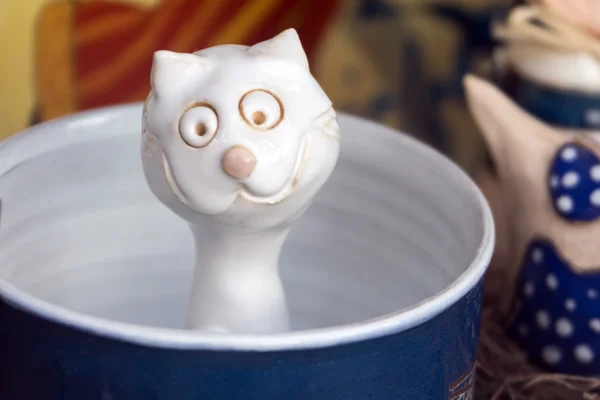 Керамическая кошка в чашке — стоковое фото