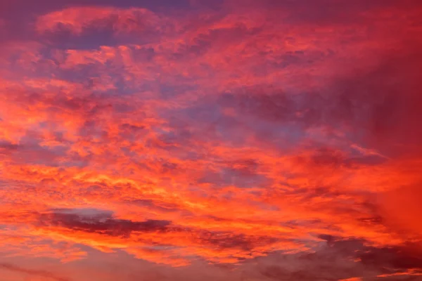 与橙色云的夕阳的天空 — 图库照片