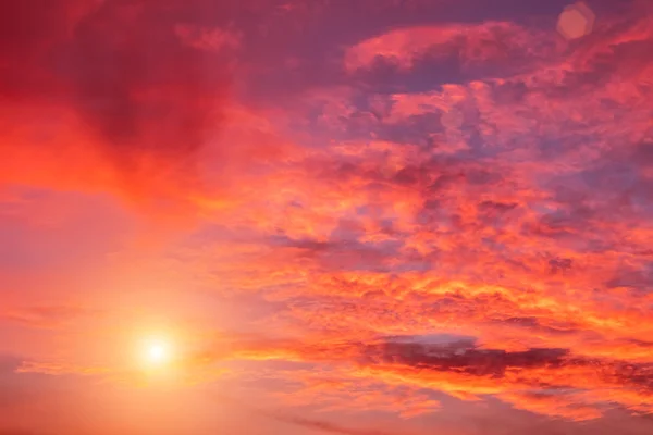 Céu do pôr-do-sol com nuvens laranja — Fotografia de Stock