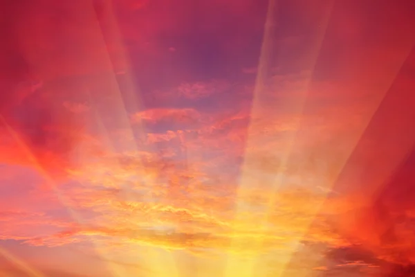 Himmel bei Sonnenuntergang mit orangen Wolken — Stockfoto
