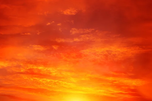 Himmel bei Sonnenuntergang mit orangen Wolken — Stockfoto