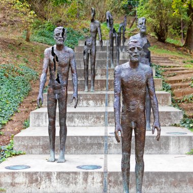 Çatlaklar merdivenlerde metal adamlar. 