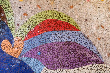 Duvarda renkli mozaik