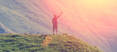 dağın tepesinde duran kız