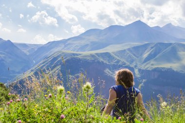 Bir dağın tepesinde oturan kadın