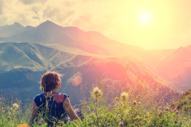 Bir dağın tepesinde oturan kadın