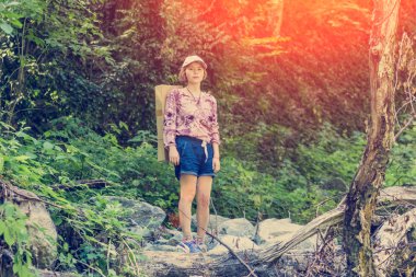 sırt çantası ile genç kız