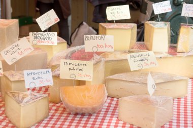 Tezgah farklı peynir ile