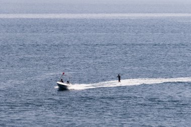 Küçük tekne ve su kayakçı
