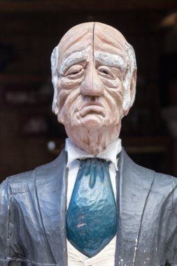  kravat ile yaşlı adam