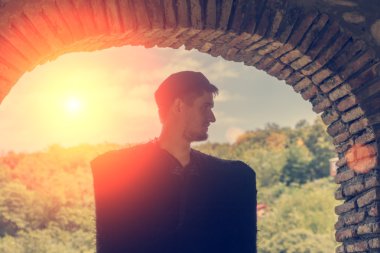 Stonewall iç geleneksel keçe pelerin ve kürk kap giyen adam portresi