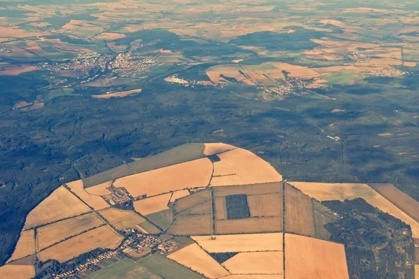 Luchtfoto van het land met de afwikkeling — Stockfoto