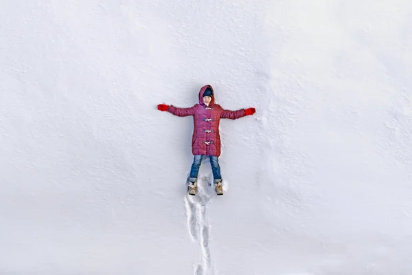 La jeune fille gisant sur la neige — Photo