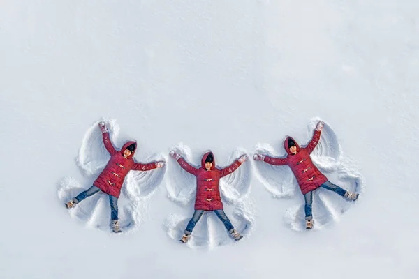 Modèle formé de jeunes filles sur la neige — Photo