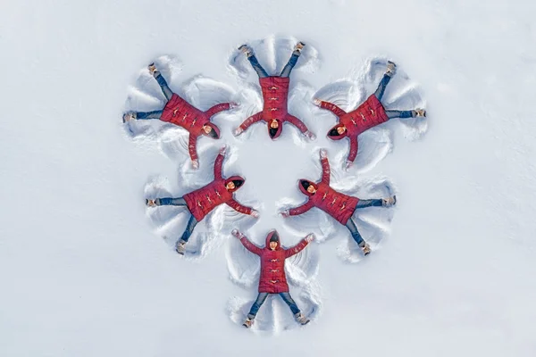 Muster von Mädchen auf Schnee gebildet — Stockfoto