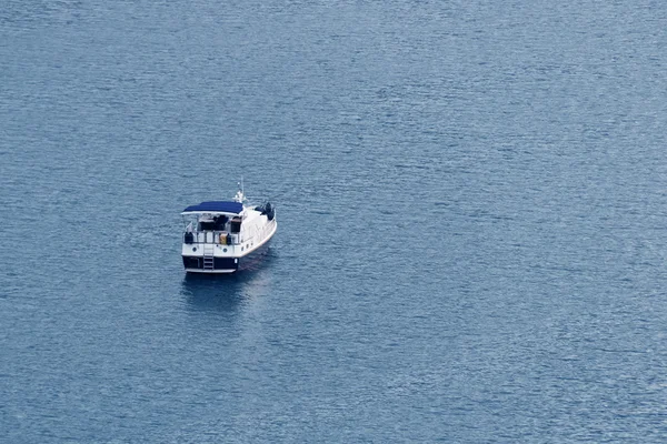 Boat on the water surface — Stock Photo, Image