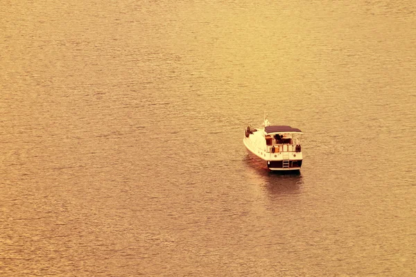 Barco na superfície da água — Fotografia de Stock