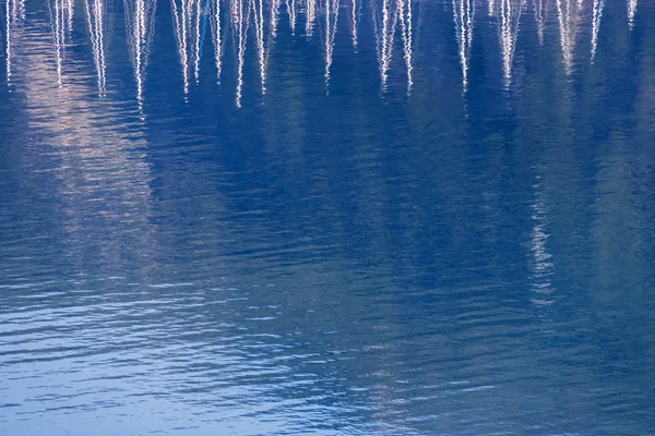 Reflecties van zeilen op het water — Stockfoto