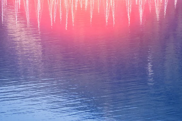 Reflexionen von Segeln auf dem Wasser — Stockfoto