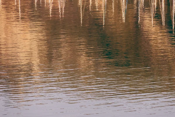 Odrazy plachty o vodě — Stock fotografie