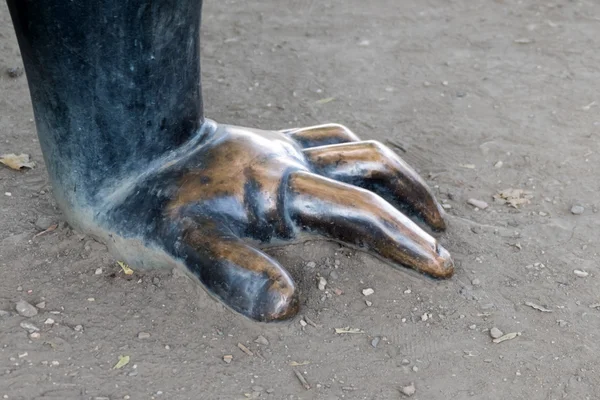 Mão escultura de metal — Fotografia de Stock