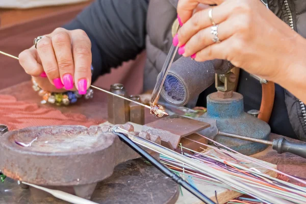 Mulher com manicure rosa — Fotografia de Stock