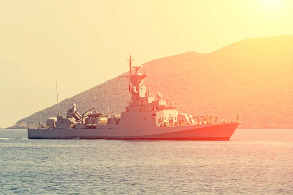 Válečná loď stojící ve vodě — Stock fotografie