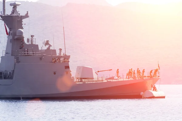 Válečná loď stojící ve vodě — Stock fotografie