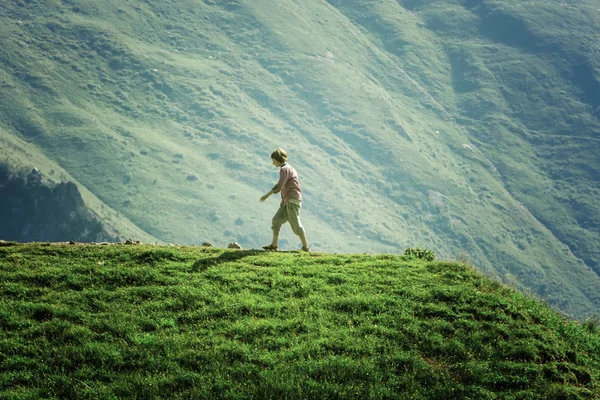 Νεαρή Κοπέλα Περπάτημα Στην Κορυφή Ενάντια Στο Βουνό — Φωτογραφία Αρχείου