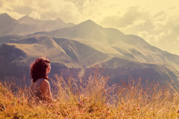 Γυναίκα που κάθεται στην κορυφή ενός βουνού — Φωτογραφία Αρχείου