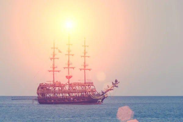 快乐帆船与游客 — 图库照片