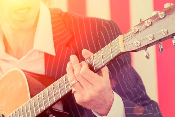 Musiker som spelar gitarr — Stockfoto