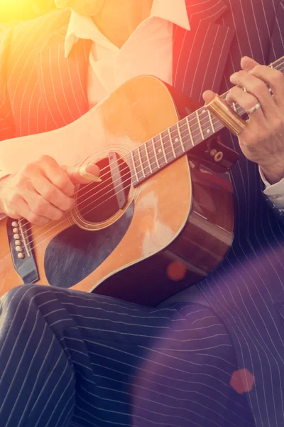 Músico tocando la guitarra —  Fotos de Stock