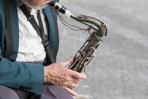 Саксофон в руках музыканта — стоковое фото